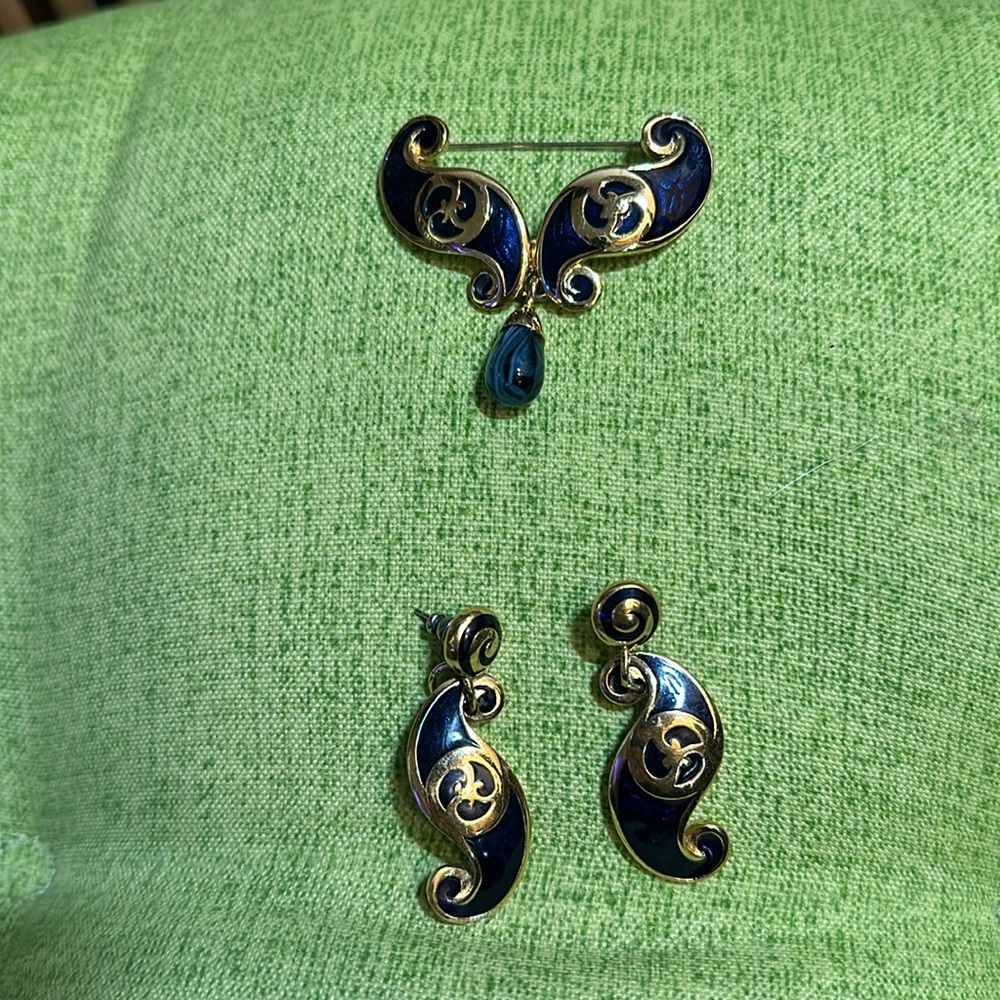 Vintage Past Times goldtone and blue enamel pierced earring and brooch set